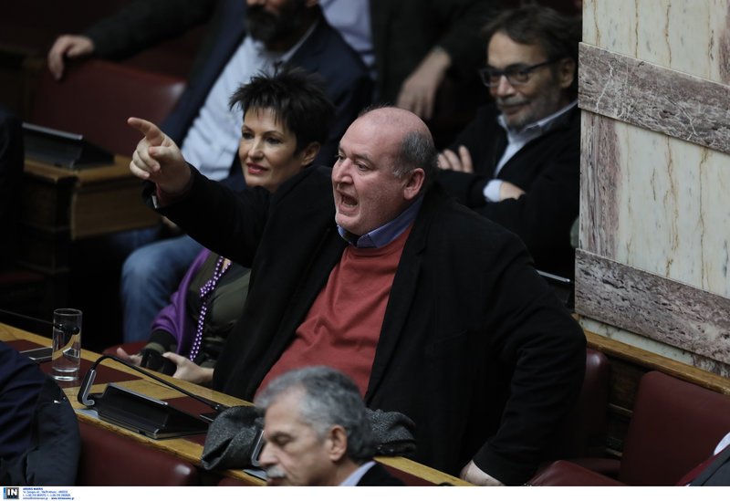 Ο Νίκος Φίλης διαμαρτύρεται έντονα