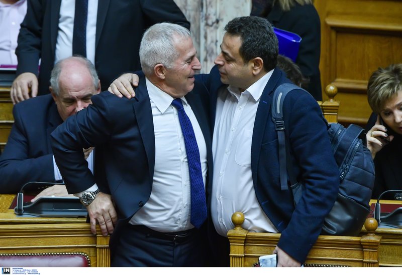 Ο νέος υπουργός Αμυνας Ευ. Αποστολάκης με τον αναπληρωτή υπ. Ναυτιλίας Νεκτάριο Σαντορινιό