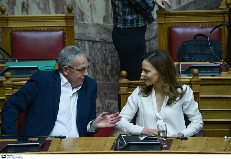 Ο αν. ΥΕΘΑ Παναγιώτης Ρήγας συνομιλεί στα υπουργικά έδρανα με την υπ. Εργασίας Εφη Αχτσιόγλου