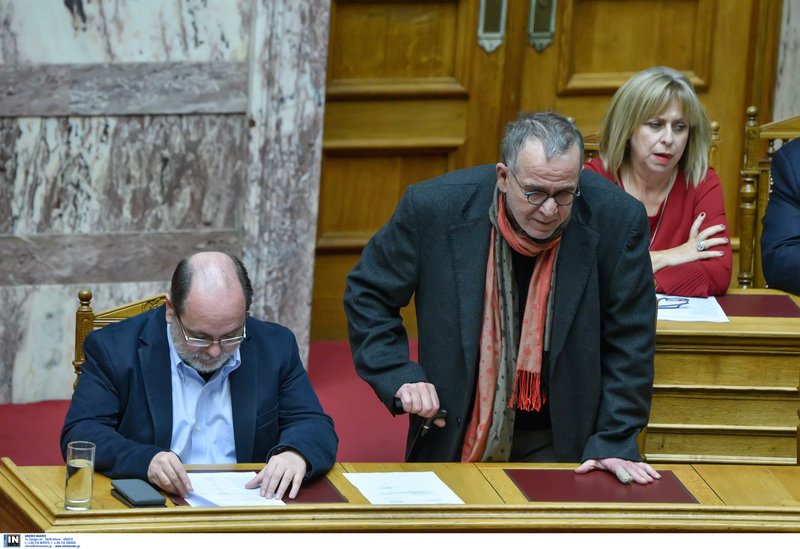 Ο πρώην υπ. Μεταναστευτικής Πολιτικής Γιάννης Μουζάλας παρακολουθεί τη συζήτηση