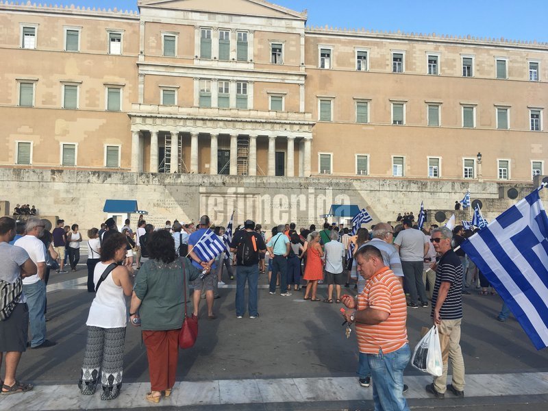 Διαδήλωση μέχρι το βράδυ για το Σκοπιανό στο Σύνταγμα [εικόνες & βίντεο] | iefimerida.gr 2