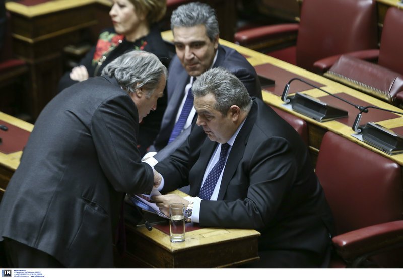 Ο Κωνσταντίνος Κατσίκης με τον Πάνο Καμμένο υπό το βλέμμα του Αρ. Φωκά-Φωτογραφία: Intimenews/ΤΖΑΜΑΡΟΣ ΠΑΝΑΓΙΩΤΗΣ