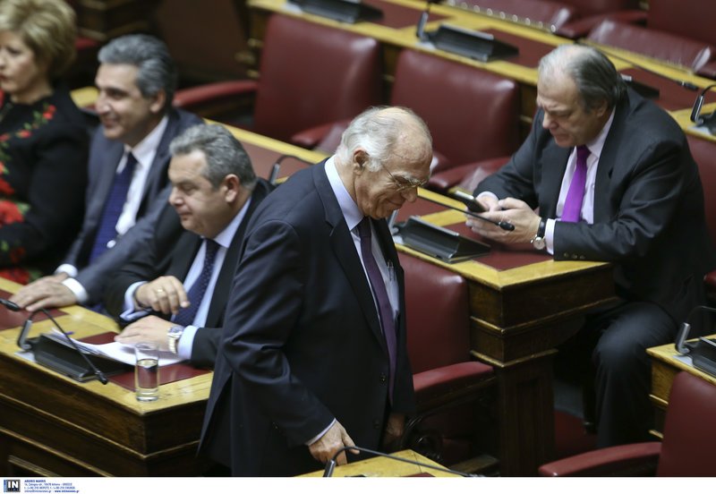 Ο Βασίλης Λεβέντης παίρνει θέση στο έδρανό του, δίπλα στον Πάνο Καμένο -Φωτογραφία: Intimenews/ΤΖΑΜΑΡΟΣ ΠΑΝΑΓΙΩΤΗΣ