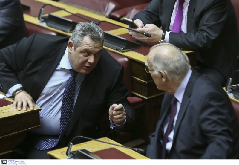 Ο Πάνος Καμμένος συνομιλεί με τον Βασίλη Λεβέντη -Φωτογραφία: Intimenews/ΤΖΑΜΑΡΟΣ ΠΑΝΑΓΙΩΤΗΣ