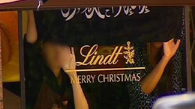 Ενοπλος κρατά ομήρους σε καφέ στο Σίδνεϊ -Υποψίες ότι πρόκειται για τζιχαντιστή τρομοκράτη [εικόνες & βίντεο] | iefimerida.gr 1