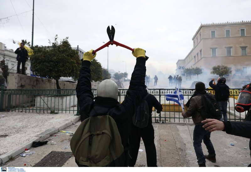 Συλλαλητήριο: Οργή για τα επεισόδια -Μητσοτάκης: Θα αναζητηθούν ευθύνες [εικόνες & βίντεο] | iefimerida.gr 16