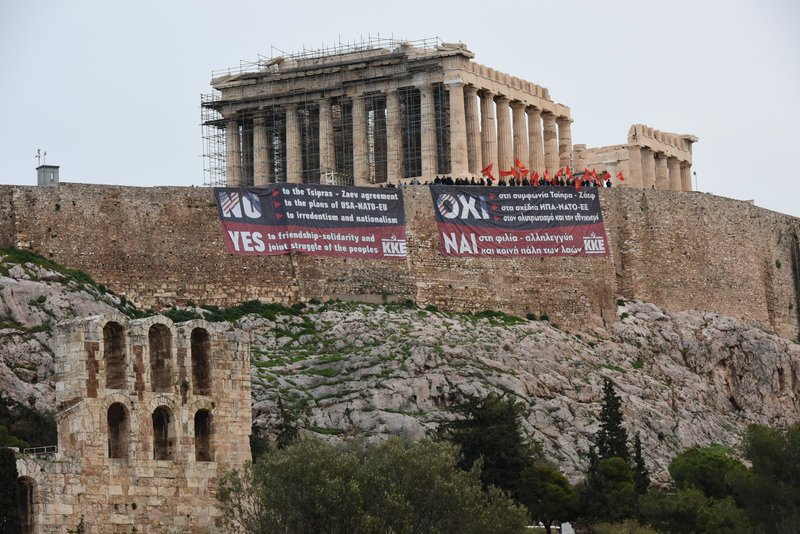 Το ΚΚΕ σκαρφάλωσε στην Ακρόπολη -Τα τεράστια πανό κατά της Συμφωνίας των Πρεσπών [εικόνα] | iefimerida.gr 1