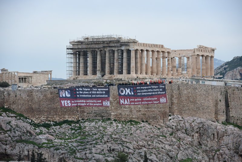 Το ΚΚΕ σκαρφάλωσε στην Ακρόπολη -Τα τεράστια πανό κατά της Συμφωνίας των Πρεσπών [εικόνα] | iefimerida.gr 0