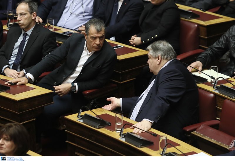 Το κλίμα στην ψηφοφορία για τις Πρέσπες σε 15 φωτογραφίες -Κομπολόγια, τσιγάρα, φιλάκια [εικόνες] | iefimerida.gr 2