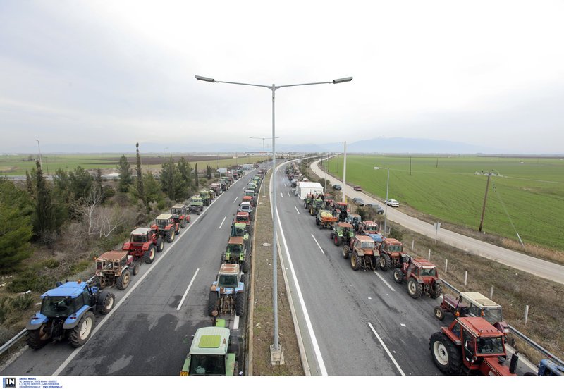Οι αγρότες απειλούν να κόψουν την Ελλάδα στα δύο -Τους καλεί σε διάλογο η κυβέρνηση | iefimerida.gr 6