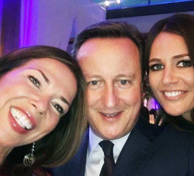 Ο Κάμερον χαλαρώνει, μετά το Brexit -Η έξοδος και οι χαμογελαστές selfies με τις σελέμπριτις [εικόνα & βίντεο] | iefimerida.gr 0