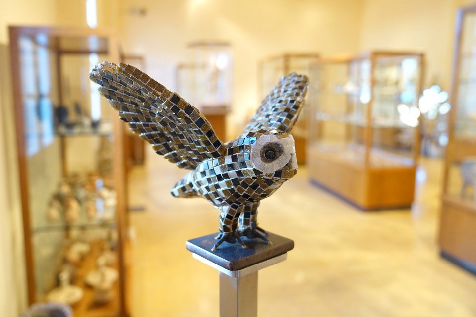 Γκαλερί CITRONNE: Τεράστιες κουκουβάγιες από μέταλλο και γυαλί πλάι σε αρχαιότητες στον Πόρο [εικόνες]  | iefimerida.gr 3