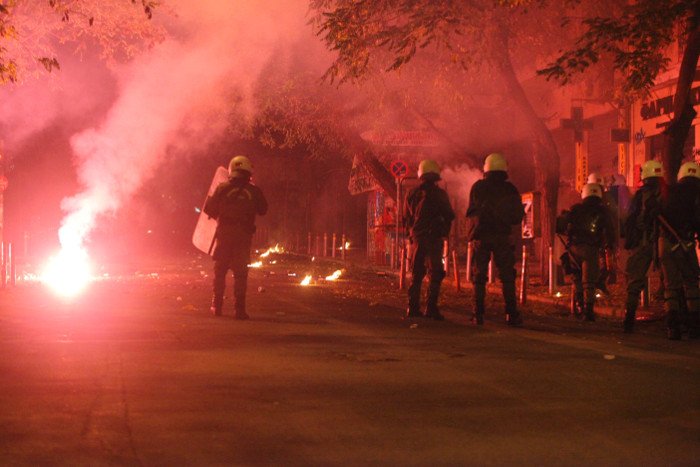 Κλεφτοπόλεμος ΜΑΤ-Κουκουλοφόρων στα Εξάρχεια [εικόνες & βίντεο] | iefimerida.gr 13