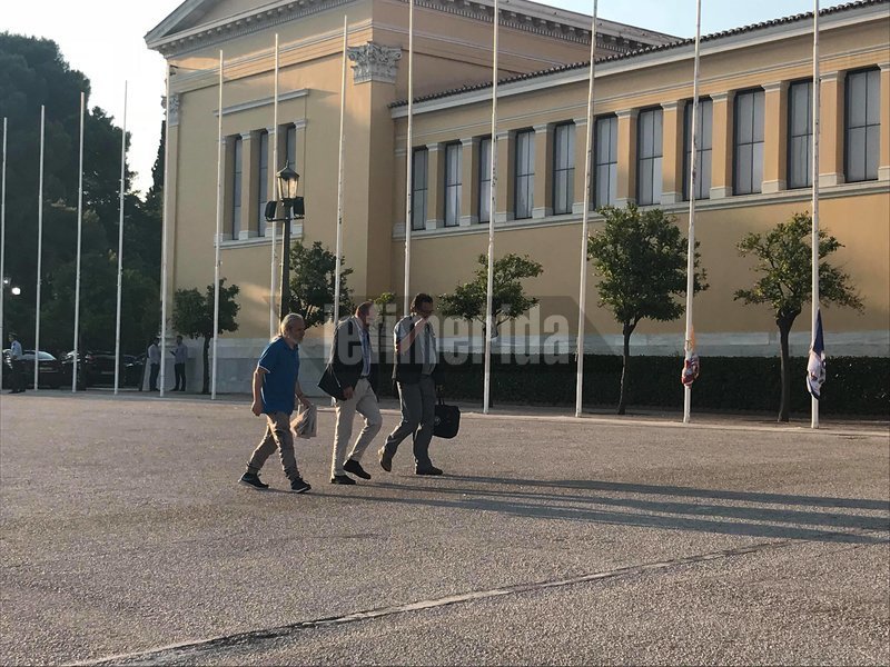 Εβαλε και... ξαναέβγαλε τη γραβάτα -«Κέρδισα το χρέος, έχω μάχες να δώσω» [εικόνες] | iefimerida.gr 53