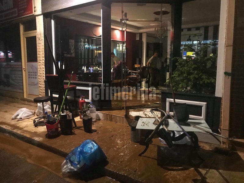 Νύχτα-εφιάλτης για τη Μάνδρα: Πλημμύρισαν οι δρόμοι, ανάστατοι οι κάτοικοι [εικόνες & βίντεο] | iefimerida.gr 25