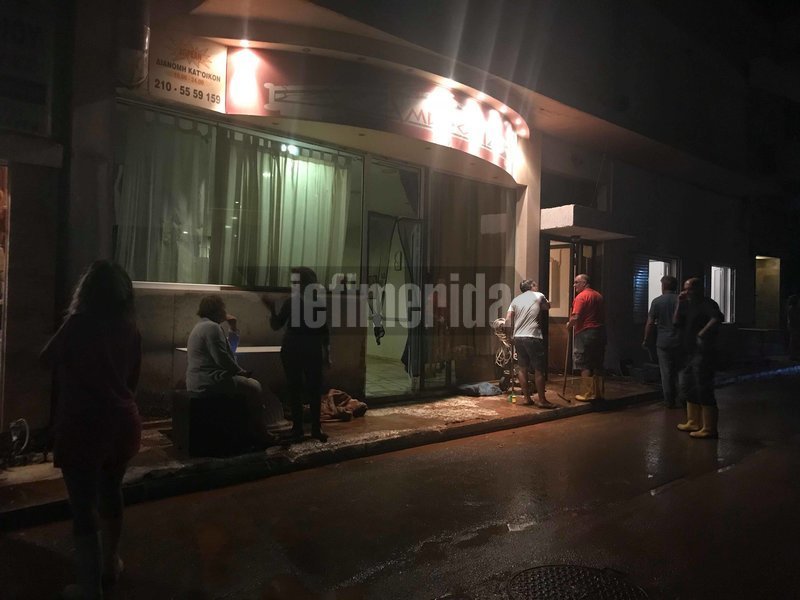 Νύχτα-εφιάλτης για τη Μάνδρα: Πλημμύρισαν οι δρόμοι, ανάστατοι οι κάτοικοι [εικόνες & βίντεο] | iefimerida.gr 24