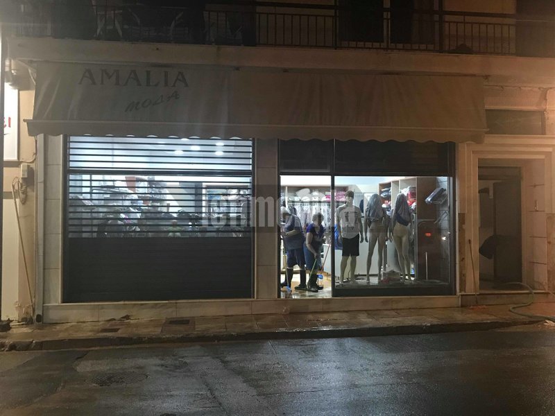 Νύχτα-εφιάλτης για τη Μάνδρα: Πλημμύρισαν οι δρόμοι, ανάστατοι οι κάτοικοι [εικόνες & βίντεο] | iefimerida.gr 23