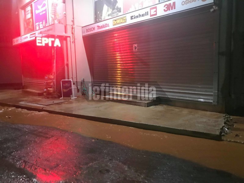 Νύχτα-εφιάλτης για τη Μάνδρα: Πλημμύρισαν οι δρόμοι, ανάστατοι οι κάτοικοι [εικόνες & βίντεο] | iefimerida.gr 22