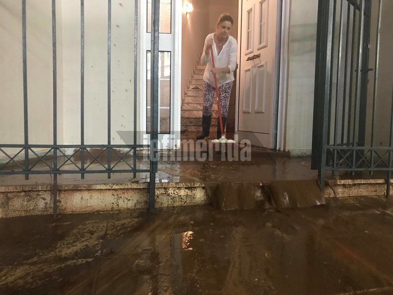 Νύχτα-εφιάλτης για τη Μάνδρα: Πλημμύρισαν οι δρόμοι, ανάστατοι οι κάτοικοι [εικόνες & βίντεο] | iefimerida.gr 21