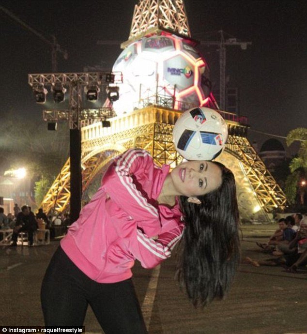 Παίζει μπάλα με ψηλοτάκουνα και τρελαίνει το Διαδίκτυο [εικόνες & βίντεο] | iefimerida.gr 1