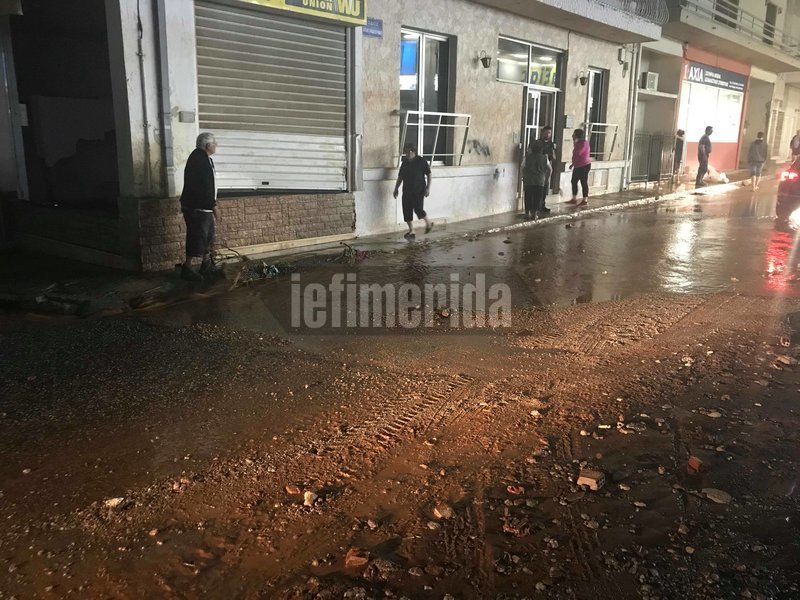 Νύχτα-εφιάλτης για τη Μάνδρα: Πλημμύρισαν οι δρόμοι, ανάστατοι οι κάτοικοι [εικόνες & βίντεο] | iefimerida.gr 19