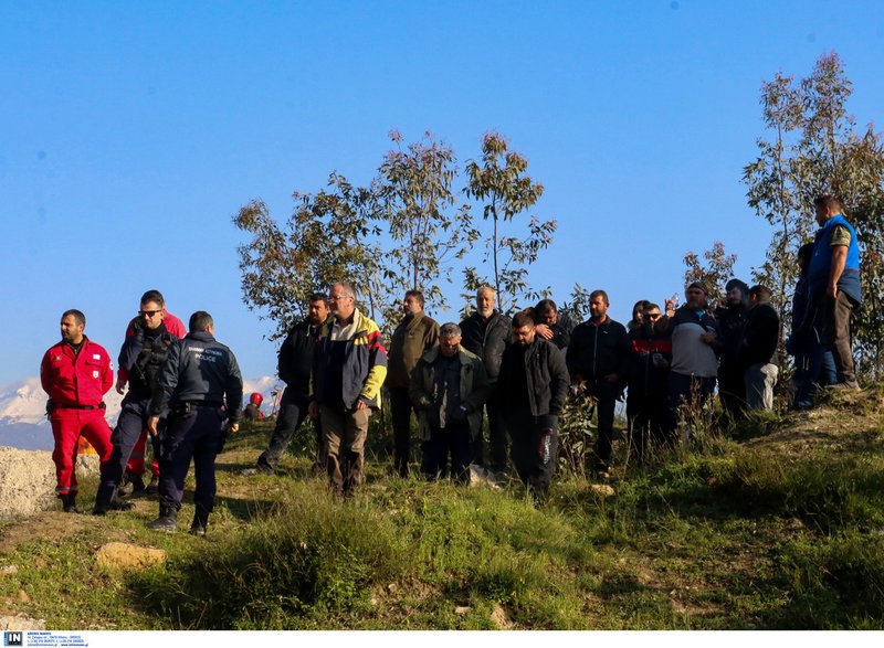 Στο σημείο αναμένεται να βουτήξουν και δύτες, προκειμένου να ερευνήσουν κάποια από τα δύσκολα σημεία