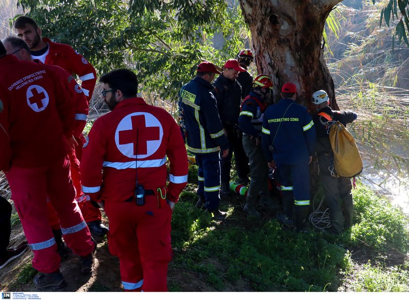 Συνεχίζονται οι έρευνες για τον εντοπισμό της τετραμελούς οικογένειας που αγνοείται από το βράδυ του Σαββάτου, καθώς το αυτοκίνητό τους παρασύρθηκε από τα ορμητικά νερά του Γεροπόταμου