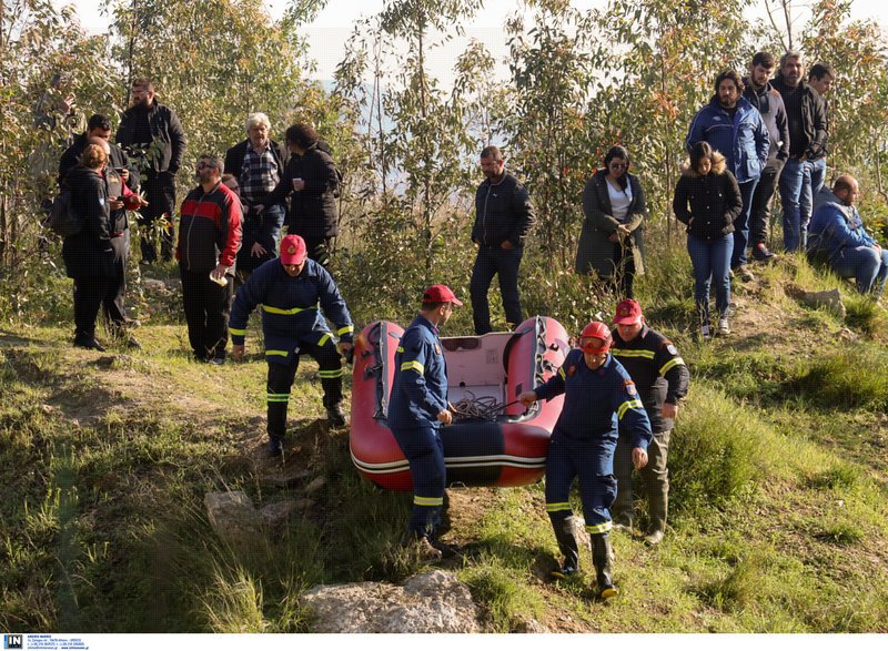 Σε όλη τη διάρκεια της νύχτας, 40 πυροσβέστες παρέμειναν στο σημείο, ενώ από νωρίς το πρωί πεζοπόρα τμήματα έχουν ξεκινήσει έρευνα στις όχθες του ποταμού