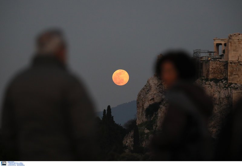 Το φεγγάρι φώτιζε σχεδόν από τις 18:00 την Τρίτη το απόγευμα