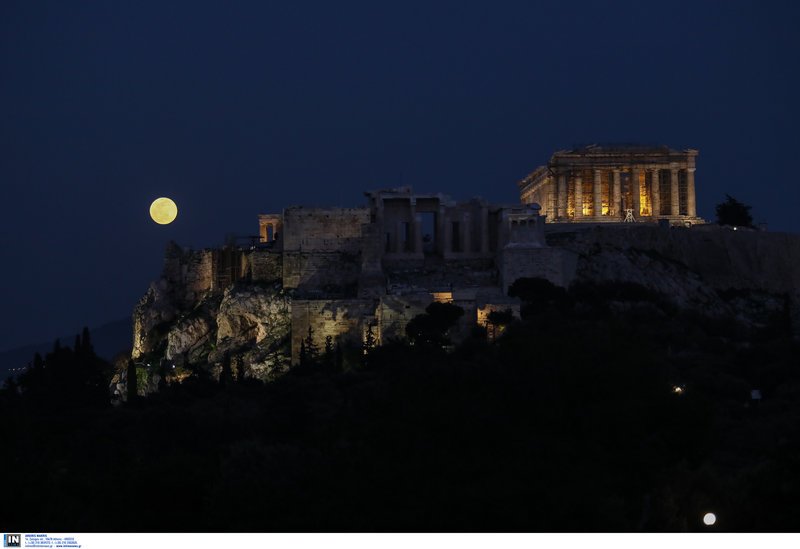 Μαγικά στιγμιότυπα: Η «σούπερ χιονισμένη σελήνη» φώτισε τον ουρανό της Αθήνας [εικόνες] | iefimerida.gr 6