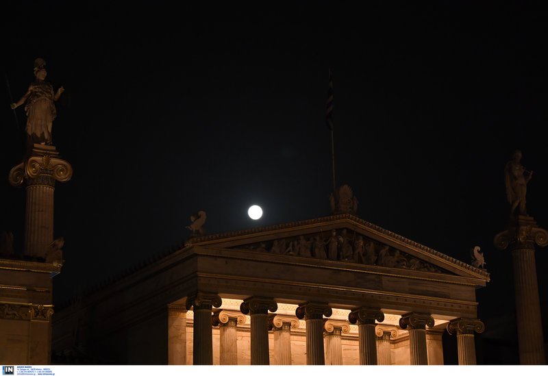 Μαγικά στιγμιότυπα: Η «σούπερ χιονισμένη σελήνη» φώτισε τον ουρανό της Αθήνας [εικόνες] | iefimerida.gr 5
