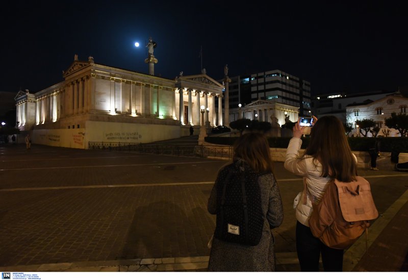 Πλήθος κόσμου φωτογράφιζε το φεγγάρι από κάθε σημείο της Αθήνας