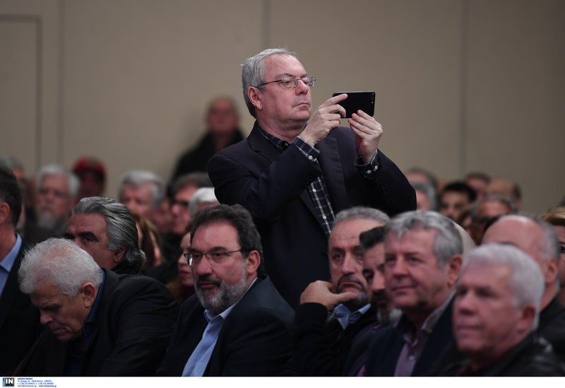 Ο γραμματέας επικοινωνίας του ΚΙΝΑΛ Σταμάτης Μαλλέλης σε ρόλο... φωτογράφου