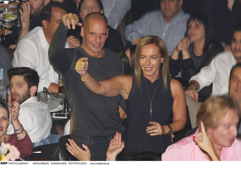 Ο Βαρουφάκης ήταν πολύ διαχυτικός με την γυναίκα του, καθώς την αγκάλιαζε, την φιλούσε στο μάγουλο και χόρευε μαζί της. 