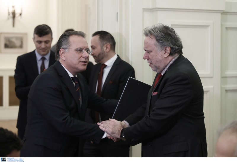 Ο υπουργός Εξωτερικών Γ. Κατρούγκαλος (δεξιά) καλοσωρίζει τον Γ. Κουμουτσάκο-Φωτογραφία: Intimenews/ΛΙΑΚΟΣ ΓΙΑΝΝΗΣ
