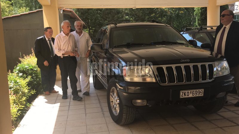 Ο Ακης Τσοχατζόπουλος... έπεσε στην αγκαλιά της Βίκυς Σταμάτη -«Σε ταλαιπώρησαν» τού είπε [εικόνες & βίντεο] | iefimerida.gr 0