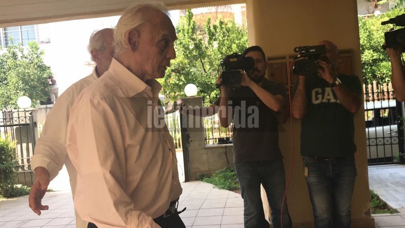 Ο Ακης Τσοχατζόπουλος... έπεσε στην αγκαλιά της Βίκυς Σταμάτη -«Σε ταλαιπώρησαν» τού είπε [εικόνες & βίντεο] | iefimerida.gr 1