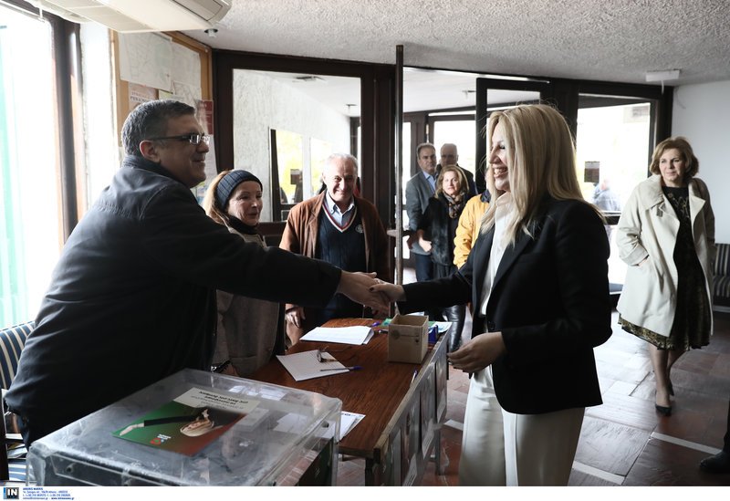Η πρόεδρος του ΚΙΝΑΛ χαιρετά την εφορευτική επιτροπή