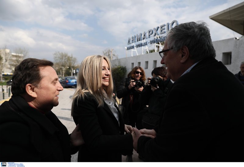 Η πρόεδρος του ΚΙΝΑΛ Φώφη Γεννηματά, ψήφισε στην κάλπη που είχε στηθεί στο δημαρχείο Βάρης-Βούλας-Βουλιαγμένης.