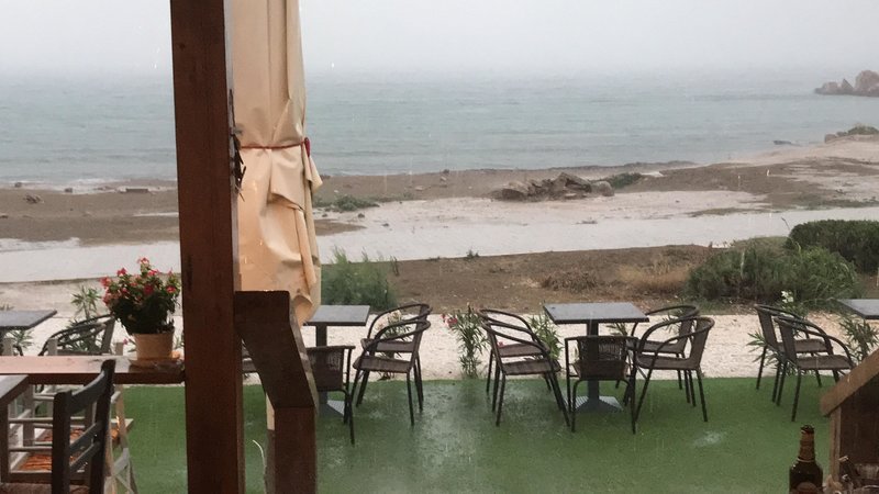 Ο καιρός «χάλασε» το κυριακάτικο μπάνιο -Τα μάζεψαν από τις παραλίες οι λουόμενοι [εικόνες & βίντεο] | iefimerida.gr 2