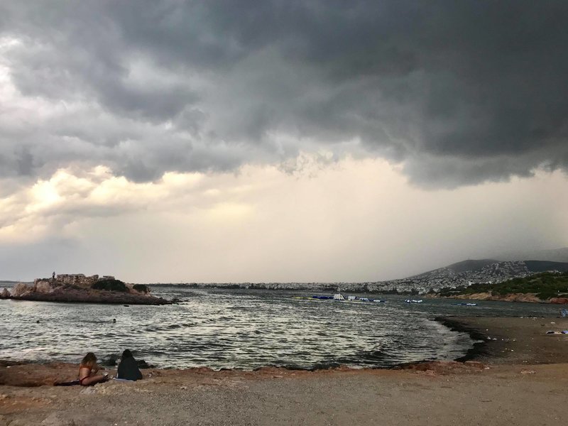 Ο καιρός «χάλασε» το κυριακάτικο μπάνιο -Τα μάζεψαν από τις παραλίες οι λουόμενοι [εικόνες & βίντεο] | iefimerida.gr 0