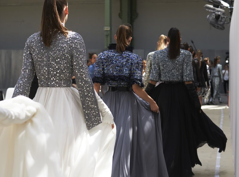 Μακριές αέρινες φούστες με κεντημένα μπολερό. Κλασικές αξίες με μια φρέσκια ματιά.