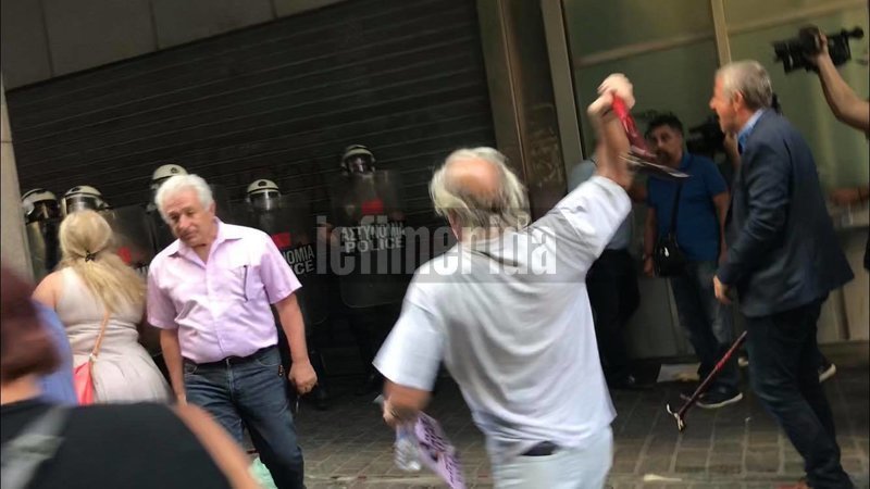 Ενταση στο ΥΠΟΙΚ -Ξύλο, αβγά και χημικά, στη συγκέντρωση της ΠΟΕΔΗΝ [εικόνες & βίντεο] | iefimerida.gr 1