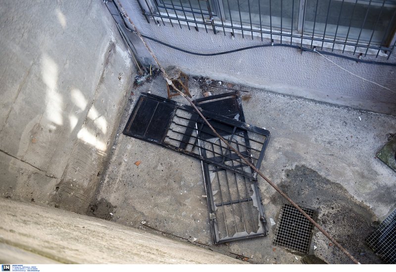 Πεταξαν την πόρτα δίπλα από το κτηριο