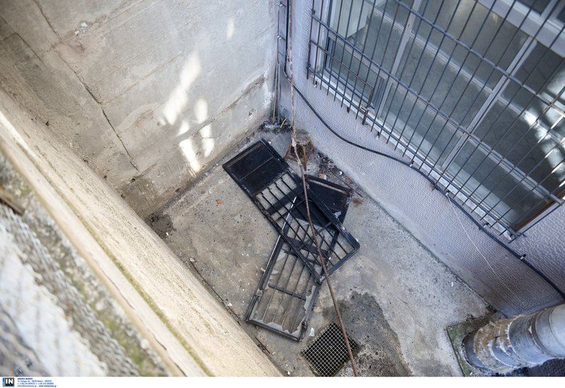 Βανδαλισμοί στο ΑΠΘ μέσα στο Σαββατοκύριακο -Ξήλωσαν σιδερένια πόρτα [εικόνες] | iefimerida.gr 3