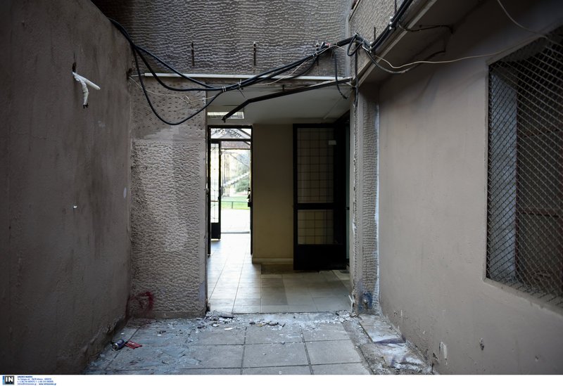 Γκρέμισαν τον τοίχο, έγιναν φθορες