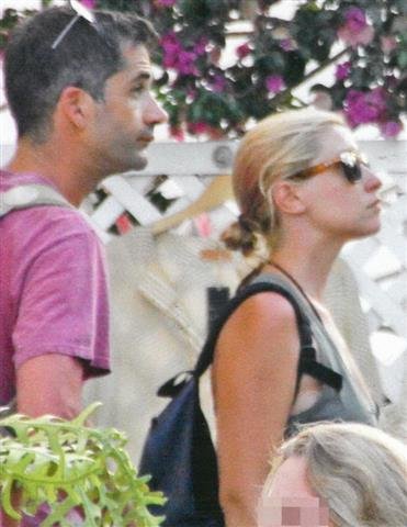 Xέρι-χέρι πιασμένοι, διαχυτικοί,  στα στενά της Αντιπάρου η Σία Κοσιώνη και ο Κώστας Μπακογιάννης [εικόνες] | iefimerida.gr 2