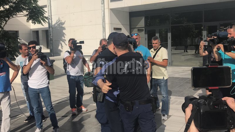 Οργή στη θέα του δολοφόνου της 32χρονης Εφοριακού, Δώρας Ζέμπερη.