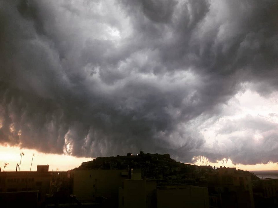 Εντυπωσιακές εικόνες από τα σύννεφα σαν σε... θρίλερ που σχηματίστηκαν στη Β. Ελλάδα [εικόνες] | iefimerida.gr 1