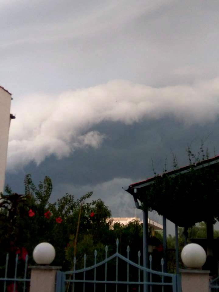 Εντυπωσιακές εικόνες από τα σύννεφα σαν σε... θρίλερ που σχηματίστηκαν στη Β. Ελλάδα [εικόνες] | iefimerida.gr 3